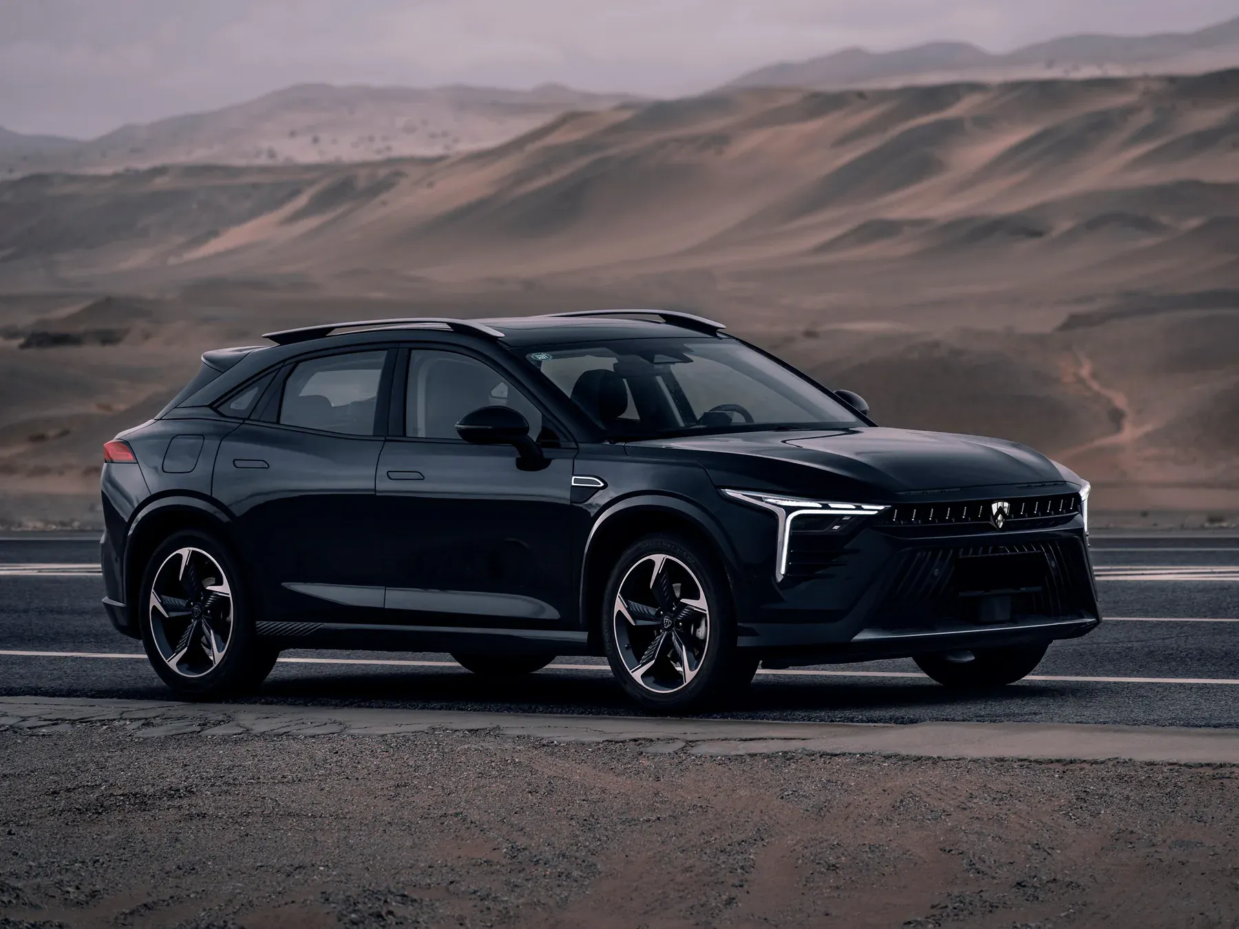 Black ABADAL NOVO, front three-quarter view on a desert road